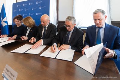 Zdjęcie z konferencji podczas której podpisana została umowa dot. utworzenia Rzeszowskiego Centrum ElektroEkologii. Fot. Grzegorz Bukała, Urząd Miasta Rzeszowa